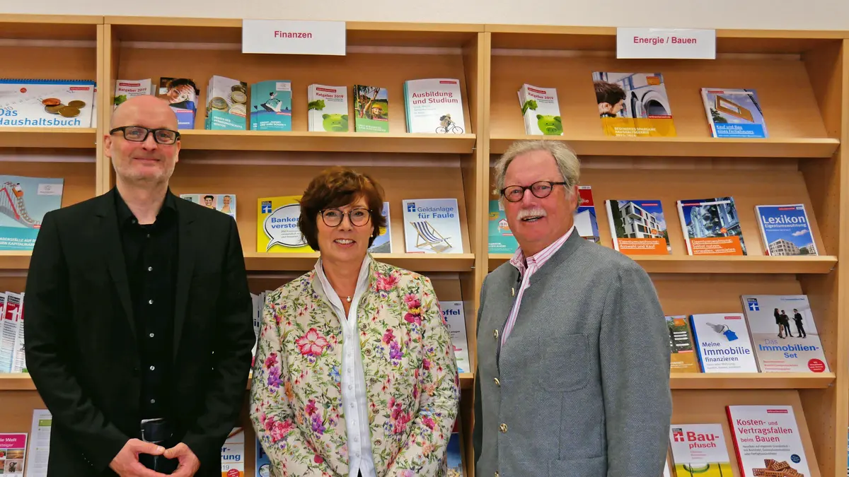 Schleswig-Holsteins Verbraucherschutzministerin Dr. Sabine Sütterlin-Waack (Mitte) mit dem VZSH-Verwaltungsratsvorsitzenden Jochem Schlotmann (rechts) und VZSH-Vorstand Stefan Bock (links)