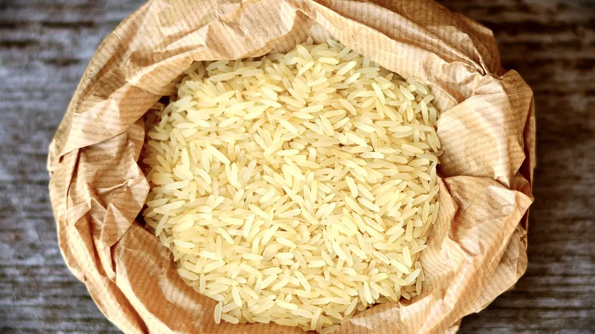 Eine Tüte mit Reiskörnern
