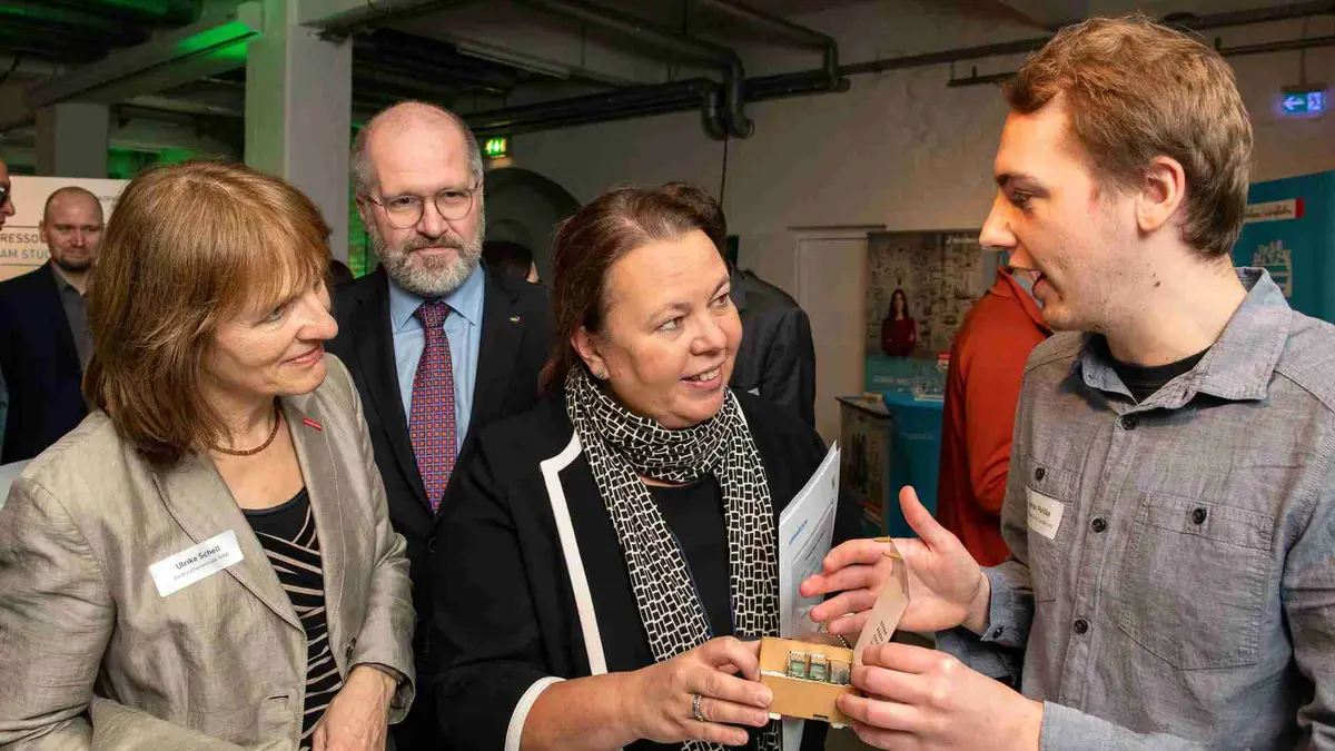 Preisträger Jonathan Pohlke und NRW-Umweltministerin Ursula Heinen-Esser
