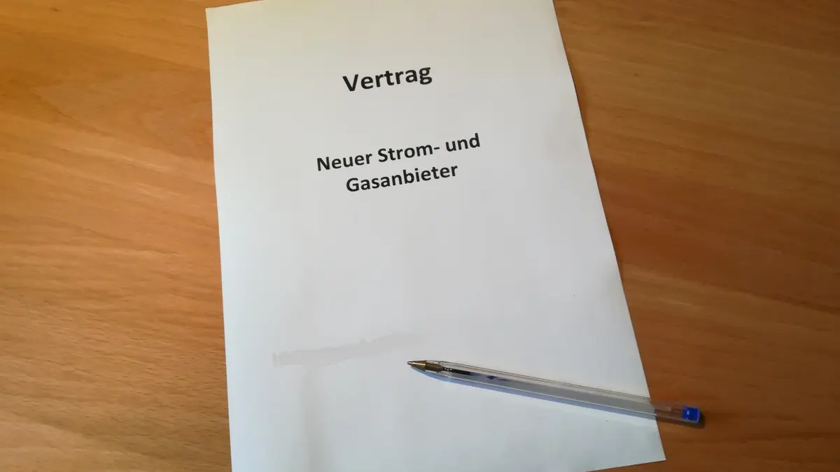 Ein Vertrag liegt auf einem Tisch.
