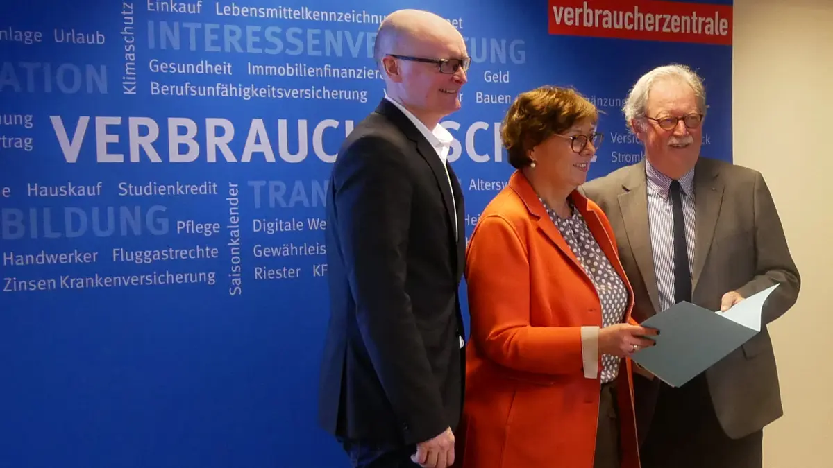 Die schleswig-holsteinische Verbraucherschutzministerin Dr. Sabine Sütterlin-Waack (Mitte) überreicht einen Zuwendungsbescheid an den VZSH-Verwaltungsratsvorsitzenden Jochem Schlotmann (rechts) und VZSH-Vorstand Stefan Bock (links).