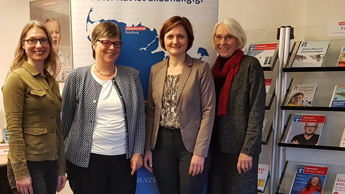 Die Flensburger Oberbürgermeisterin Simone Lange (2. von rechts) zu Besuch bei der VZSH.