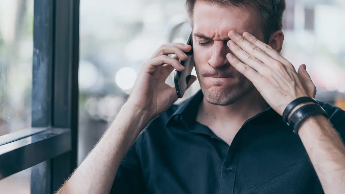 Mann am Telefon guckt gestresst
