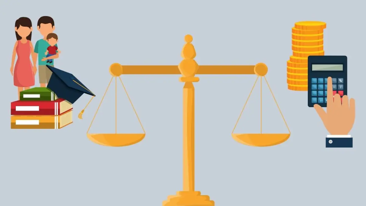 Eine Waage: Auf der einen Seite Geld und Taschenrechner, auf der anderen Seite sind Eltern, Bücher und Bildungsmaterialien.