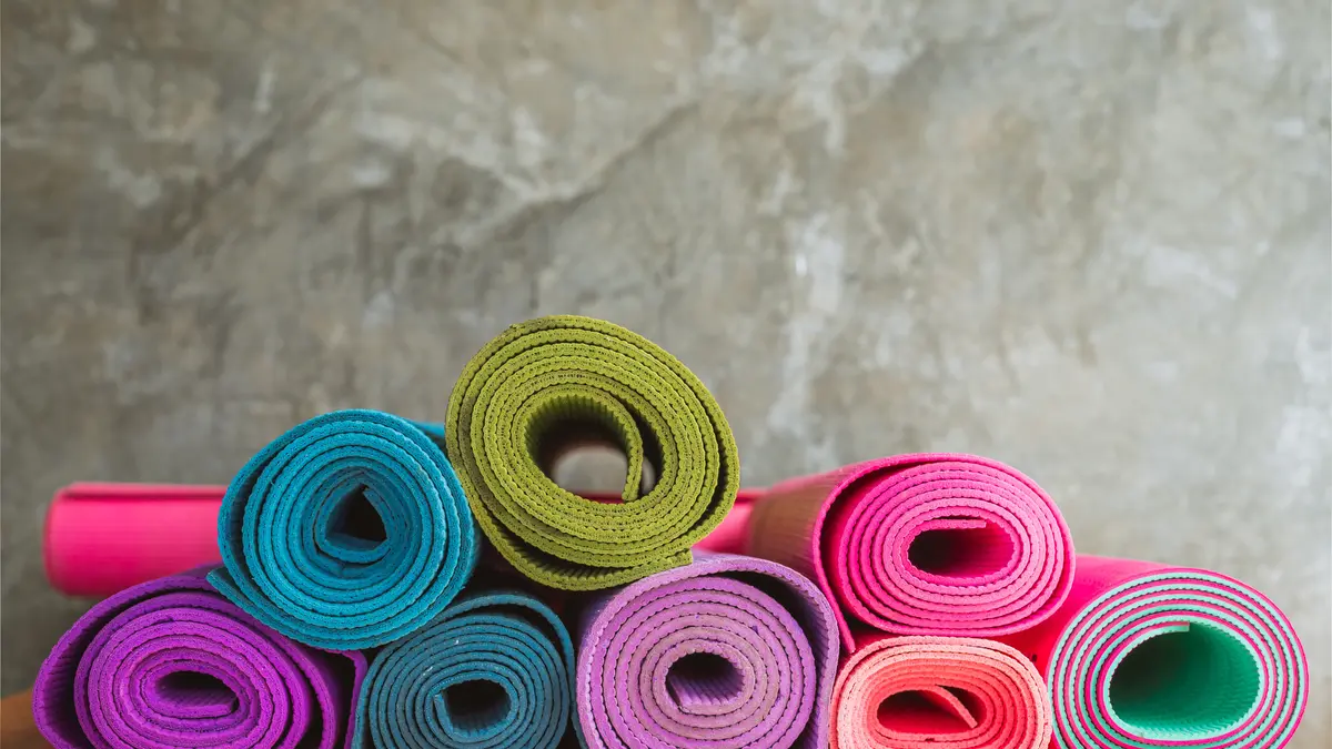 Mehrere gestapelte yogamatten