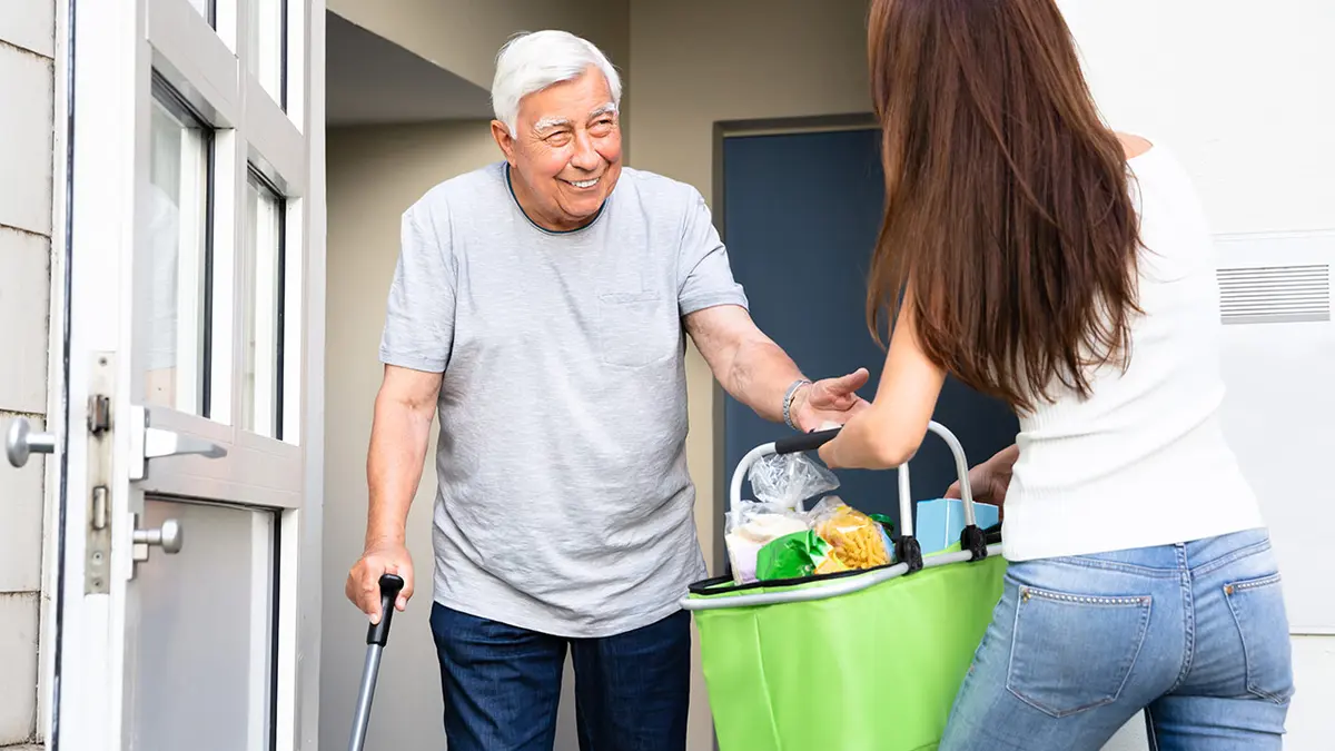 Ein Senior lässt sich Lebensmittel nach Hauser bringen