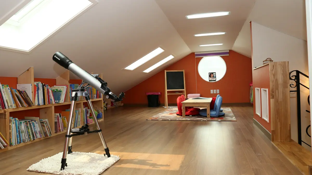 ausgebautes Dachzimmer mit Kindermöbeln