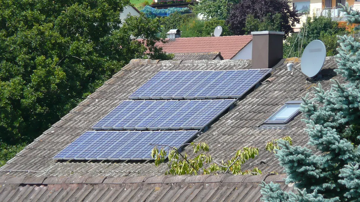 Eine alte Solaranlage auf einem Hausdach.