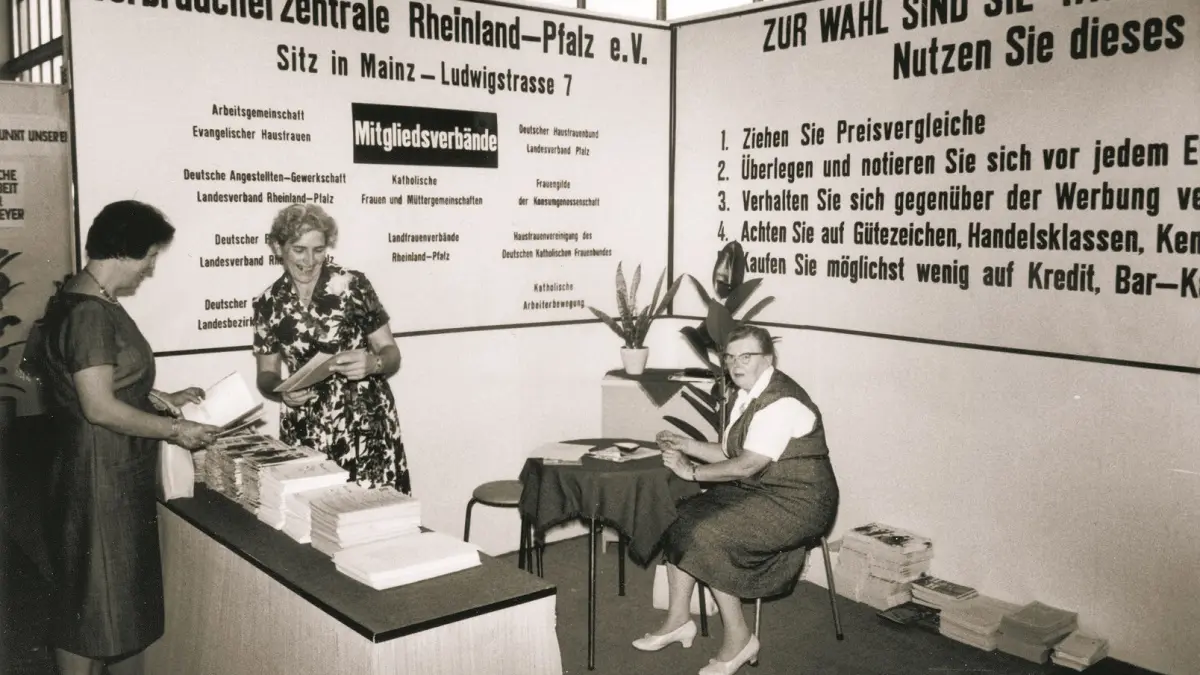 Drei Frauen an einem Messestand im Jahr 1960.