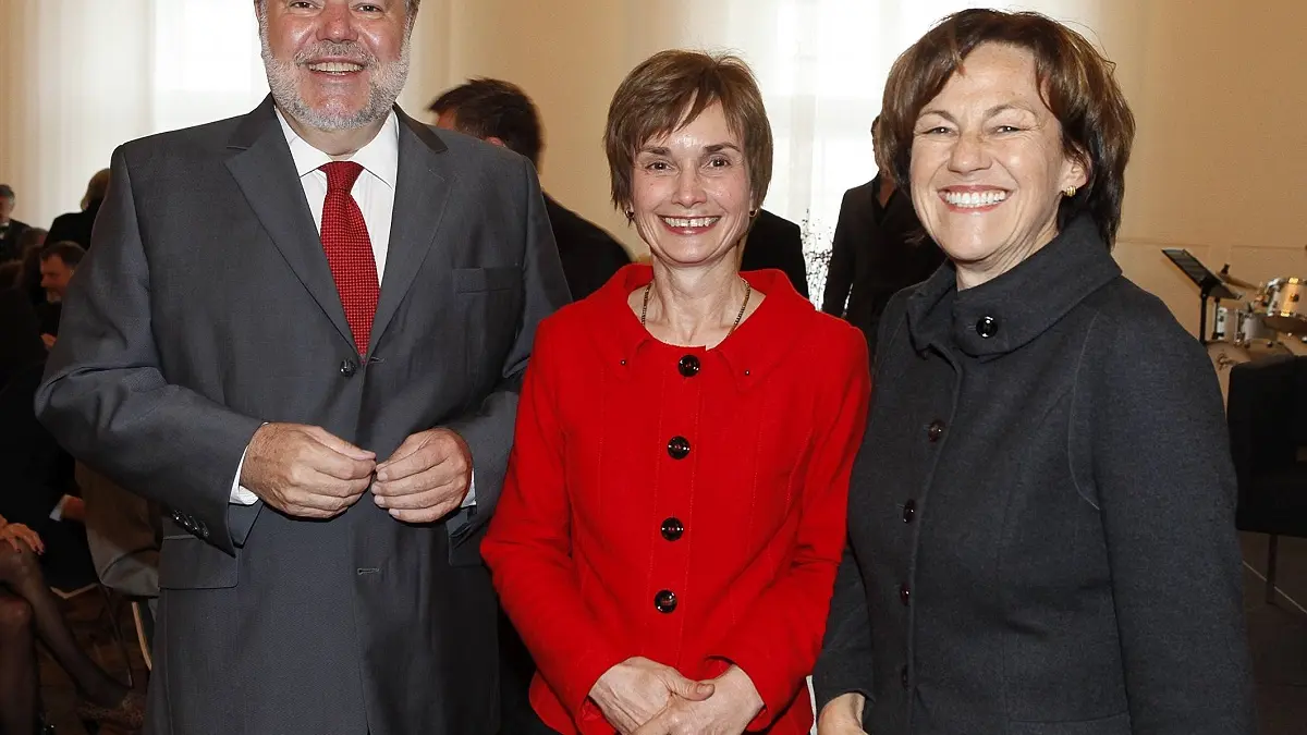 Drei Menschen lachen in die Kamera