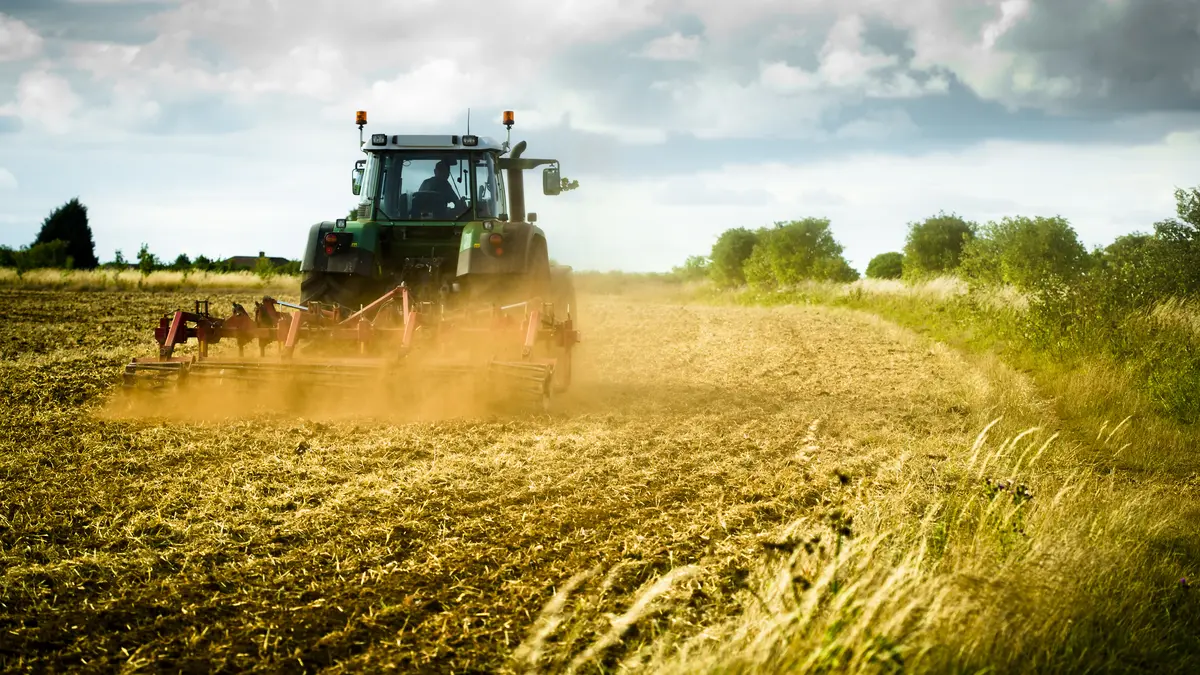 Traktor beim Pflügen eines Feldes