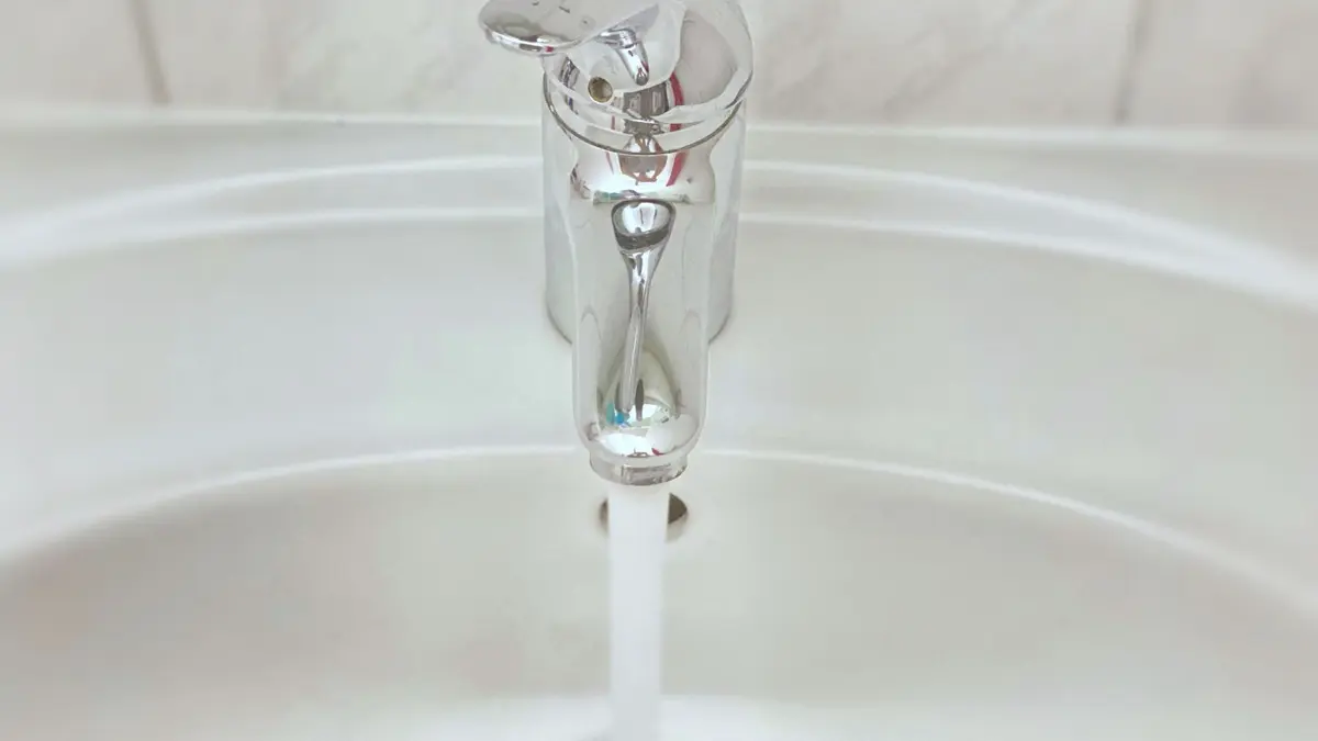 Laufender Wasserhahn