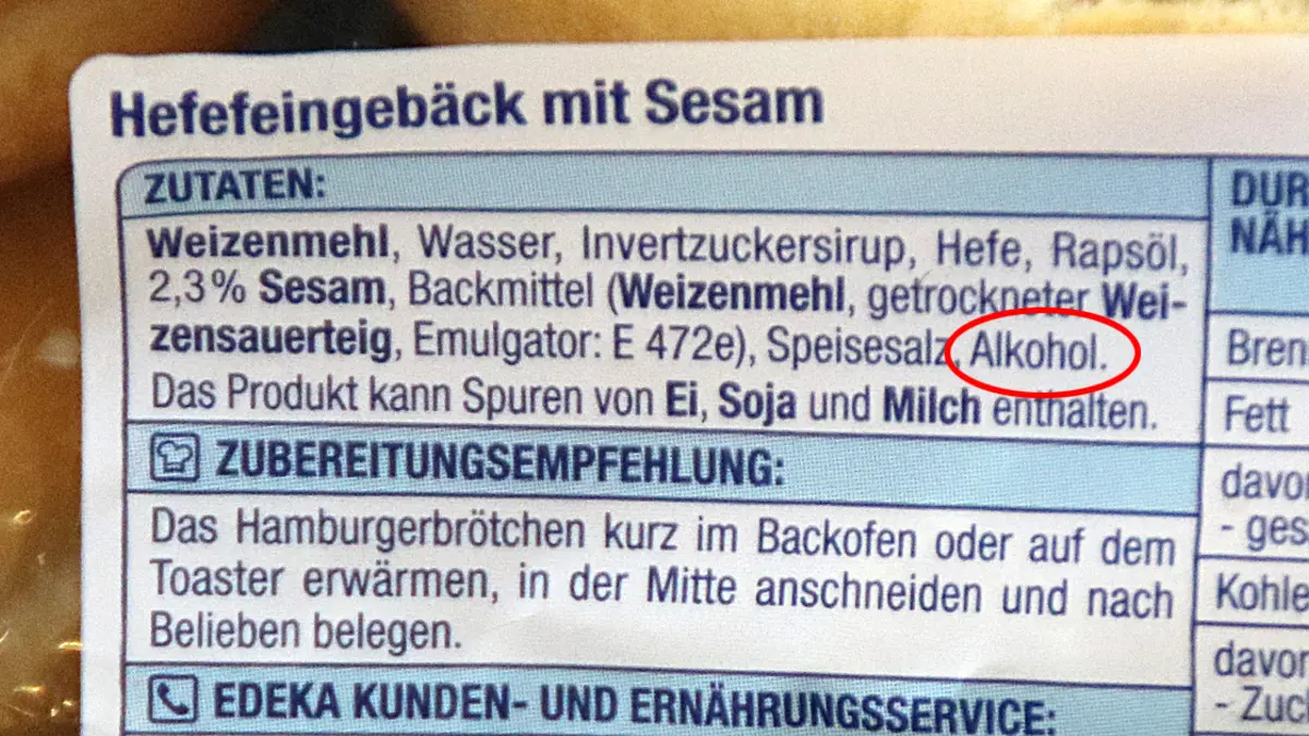Zutatenliste einer Burger-Brötchen-Verpackung mit eingekreistem Wort "Alkohol".