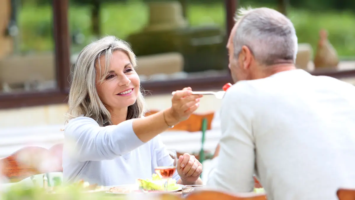 Frau lässt Mann von ihrem Essen probieren