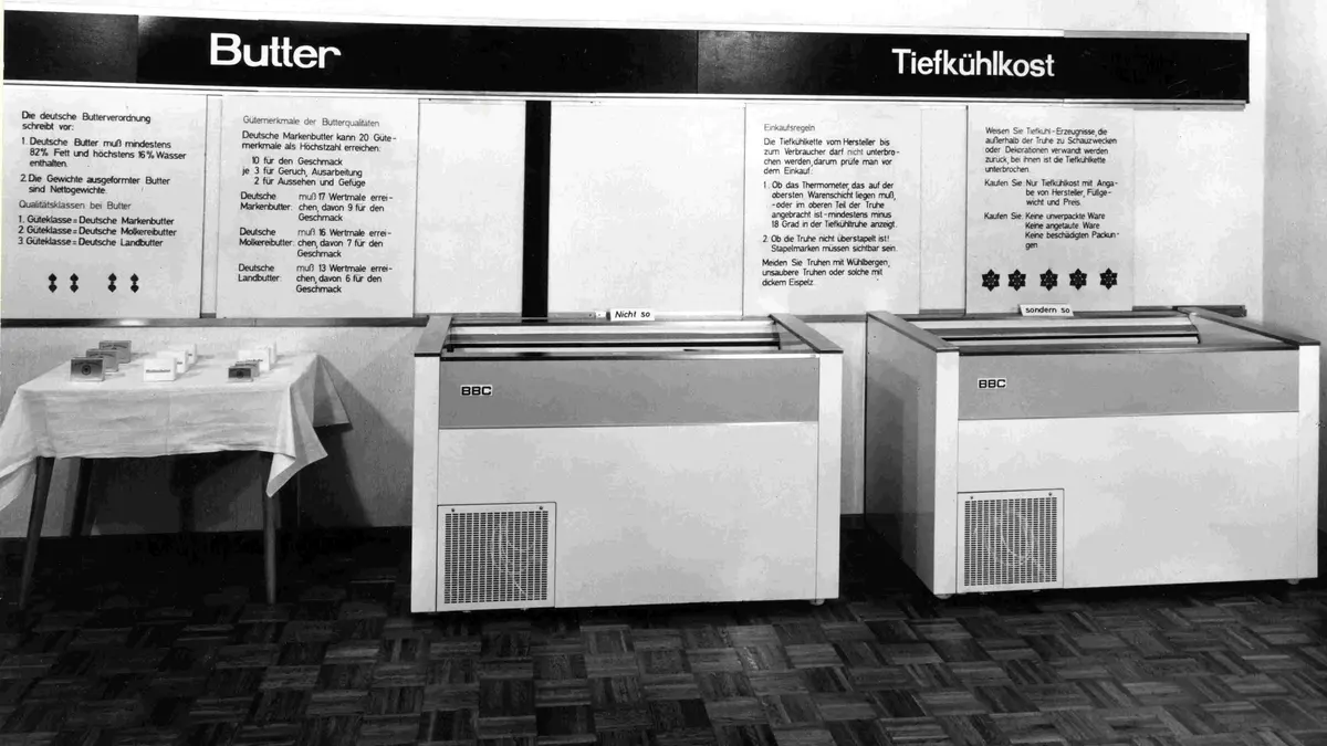 Ausstellungstafel mit Überschrift Butter und Kühltruhen