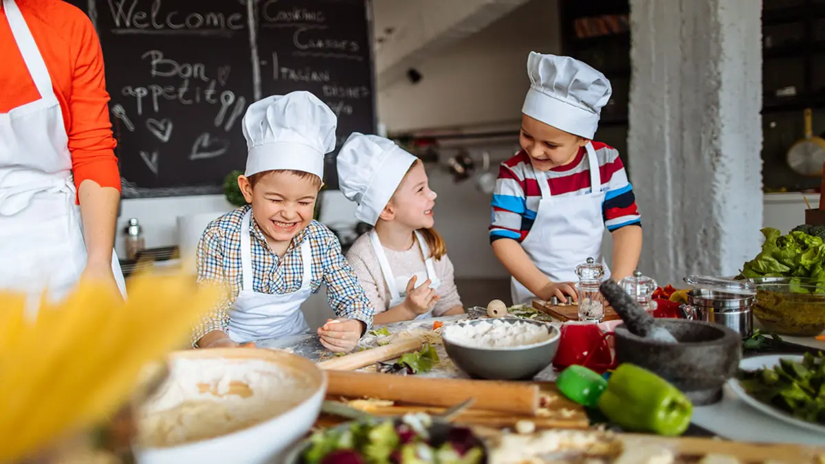 Bildung rund um den Esstisch: Kinder bereiten Lebensmittel zum Kochen vor