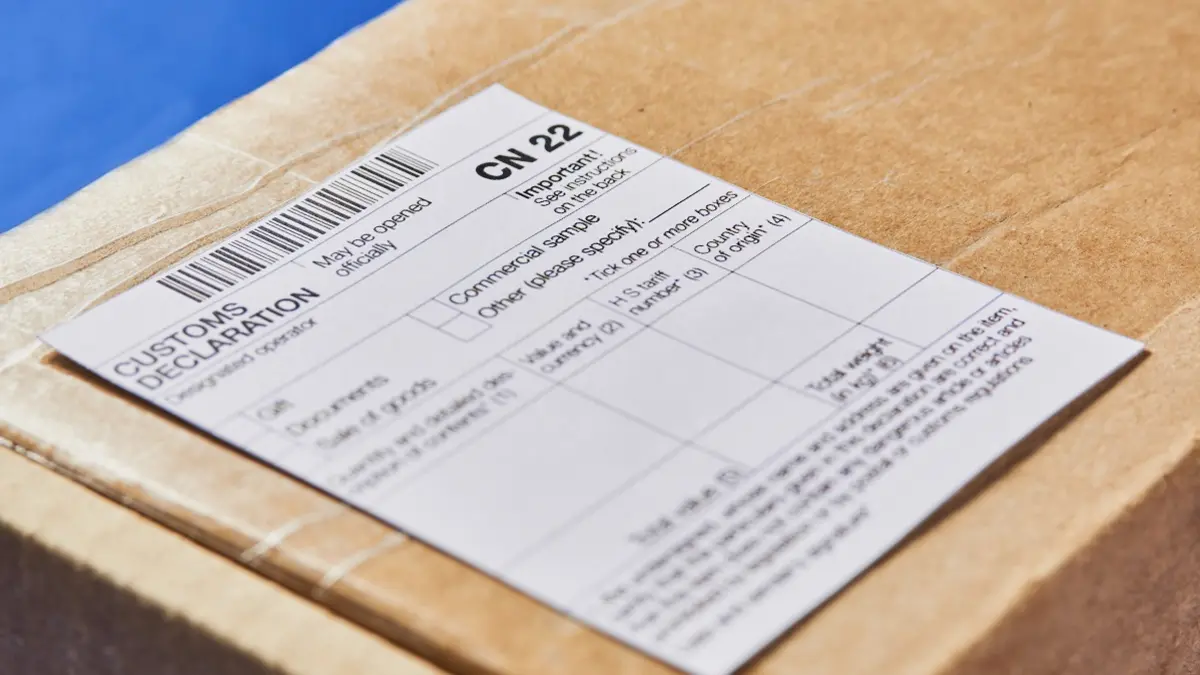 Ein Paket mit einem Zollformular