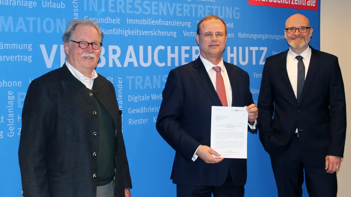 Verbraucherschutzminister Claus Christian Claussen, VZSH Verwaltungsratsvorsitzender Jochem Schlotmann und VZSH-Vorstand Stefan Bock