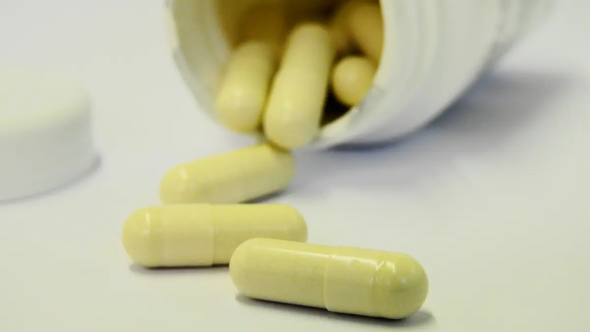 Eine offene Dose mit Pillen als Nahrungsergänzungsmittel