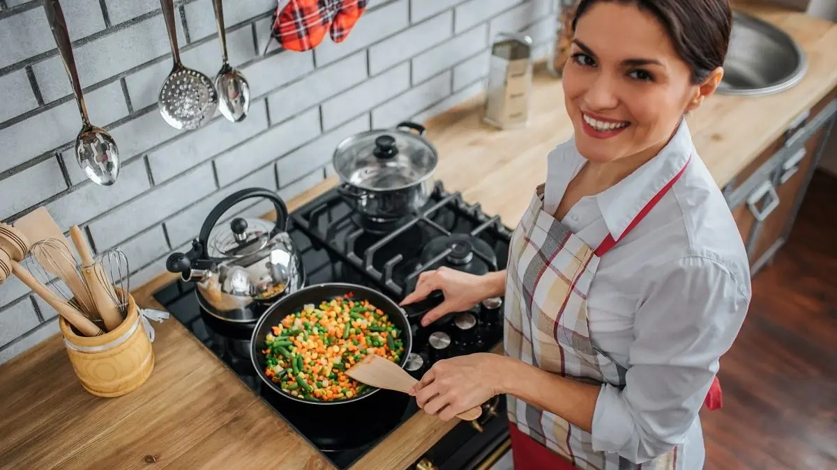 Frau in der Küche kocht.