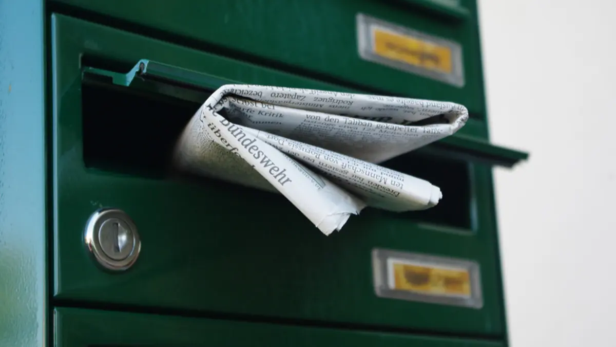 Zeitung in einem Briefkasten