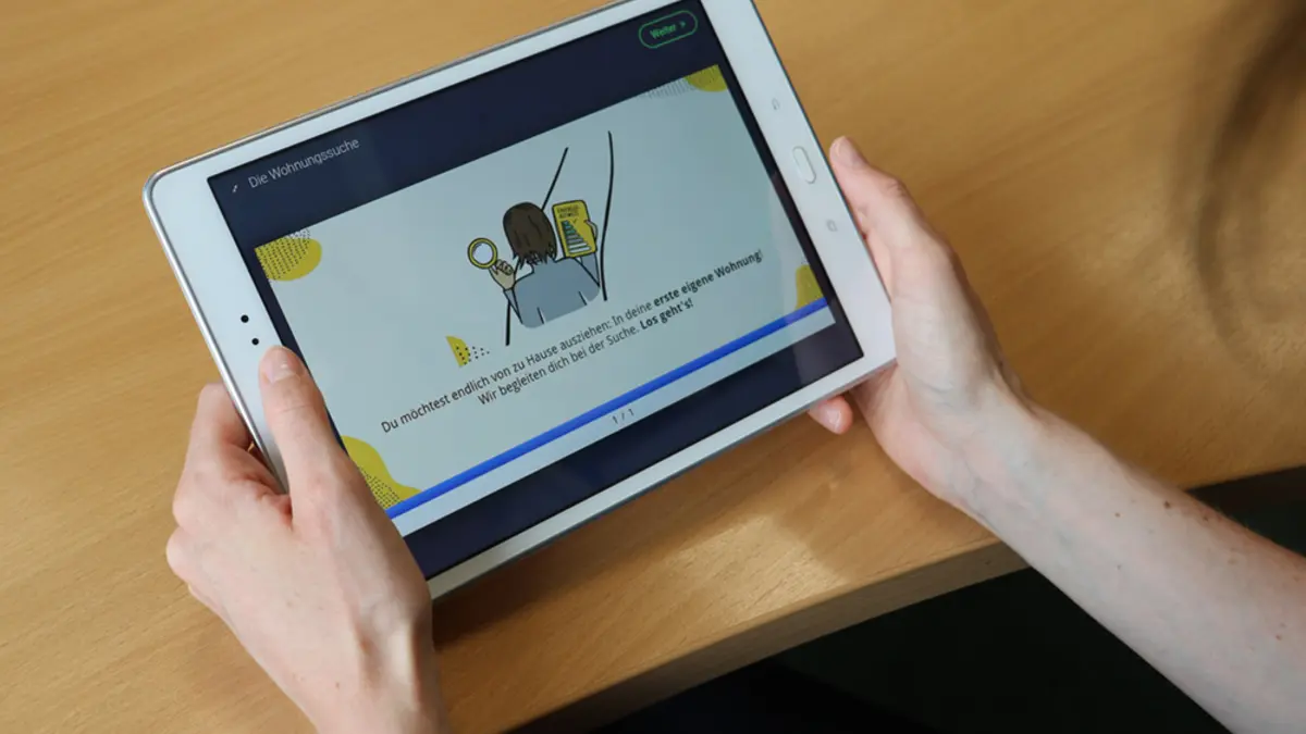 Jemand mit Bildungangebot auf einem Tablet