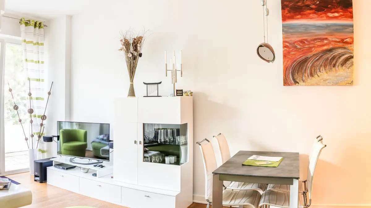 Ein modern eingerichtetes Wohnzimmer 