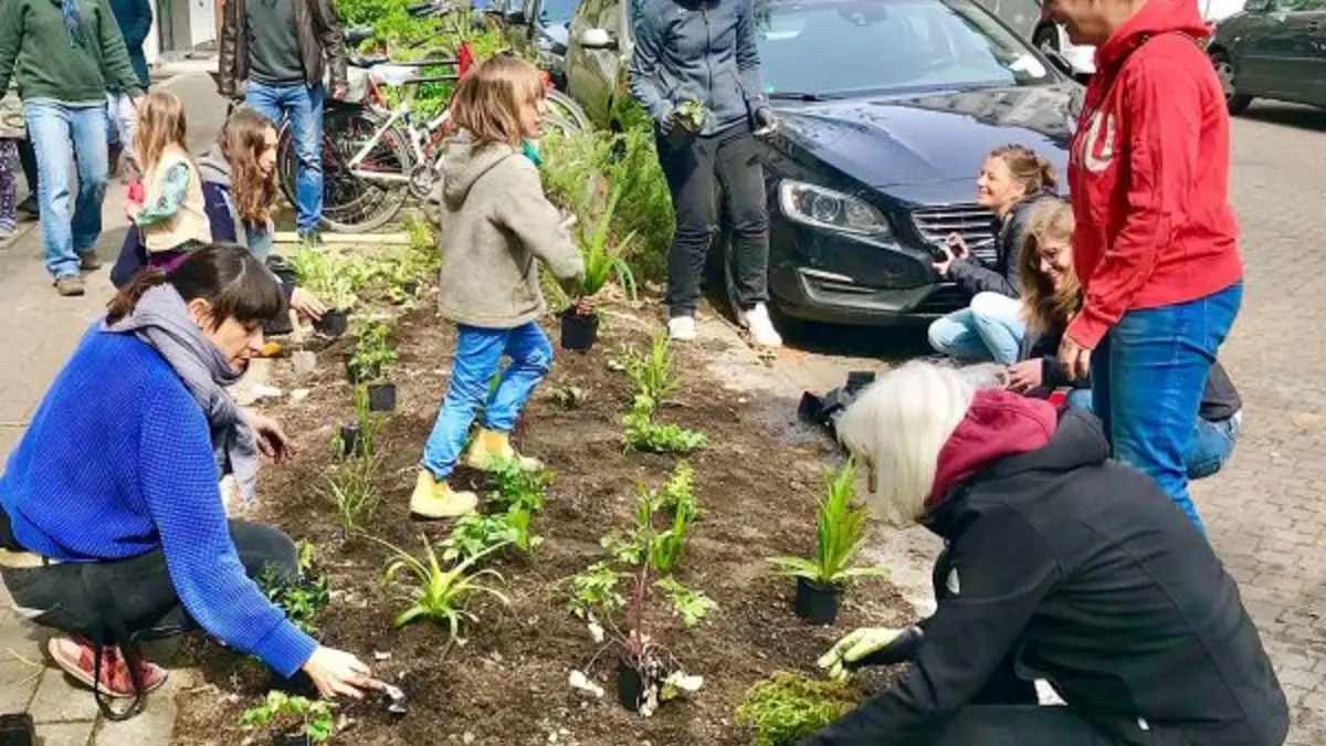 Anwohnerinitiative beim Bepflanzen eines Grünstreifens