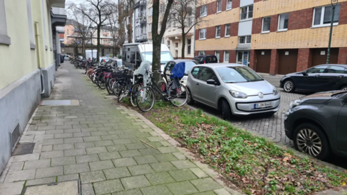 Trostlose Grünfläche im Wohngebiet