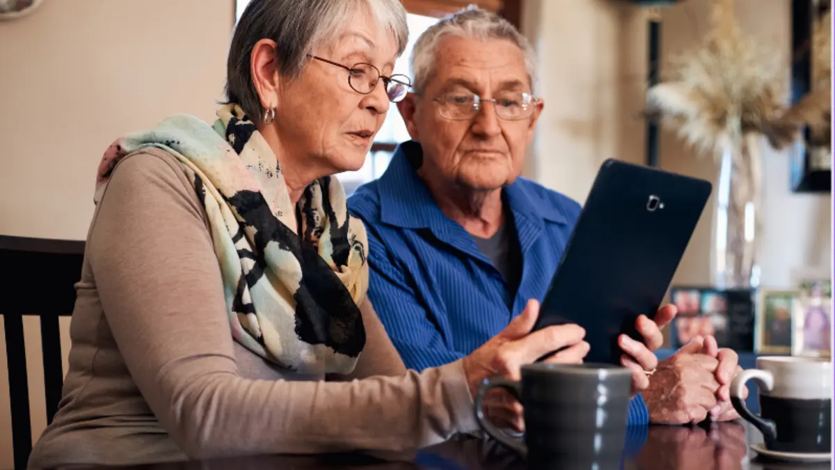 Senior und Seniorin am Tablet