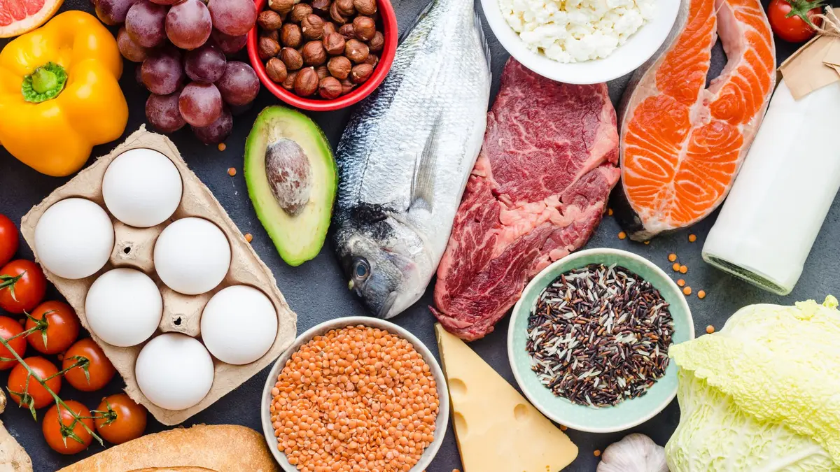 ein voll gedeckter Tisch mit vielen verschiedenen Lebensmitteln, darunter Eier, Avocado und Fisch