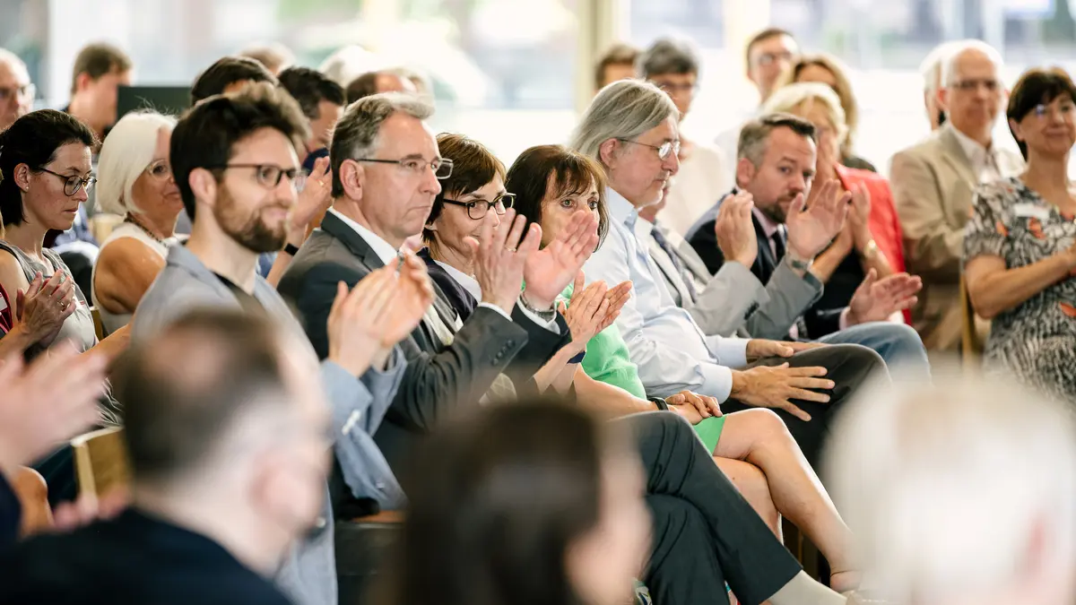 Ein Saal voller Menschen.