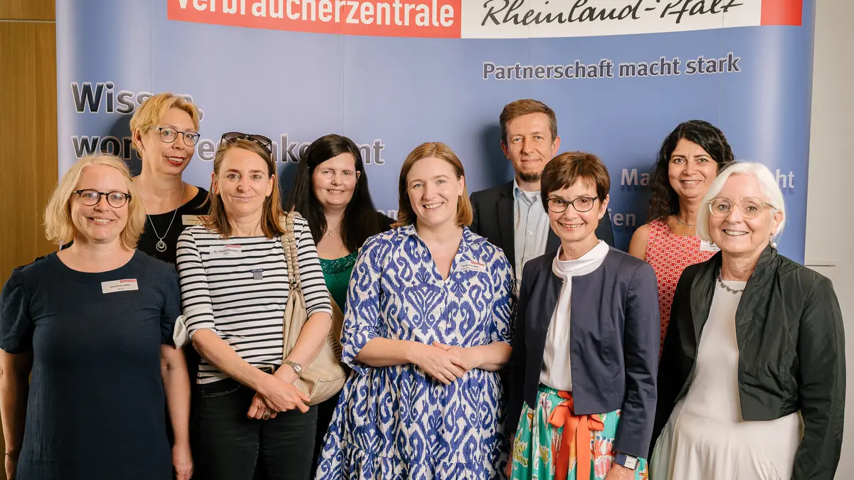 Mehrere Personen vor einer Fotowand