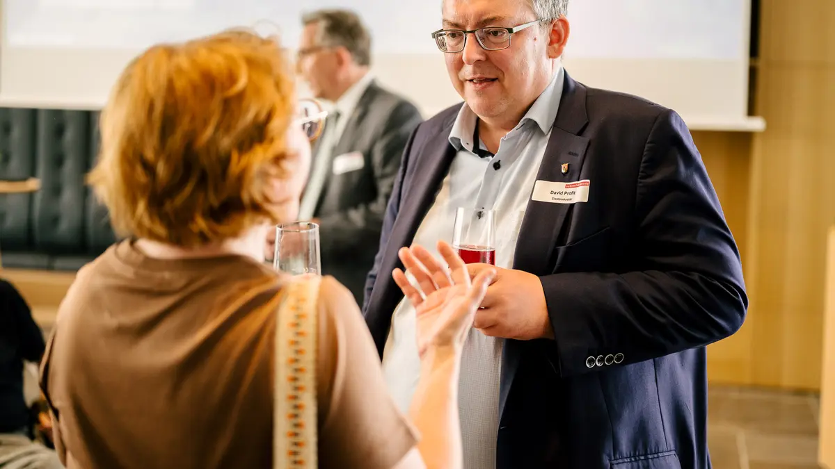 Ein Mann und eine Frau im Gespräch.