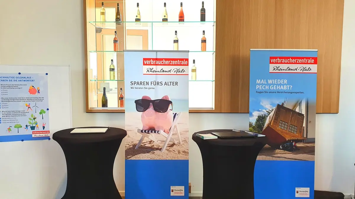 Drei Roll-ups in einem Raum. Zwischen ihnen stehen Stehtische.