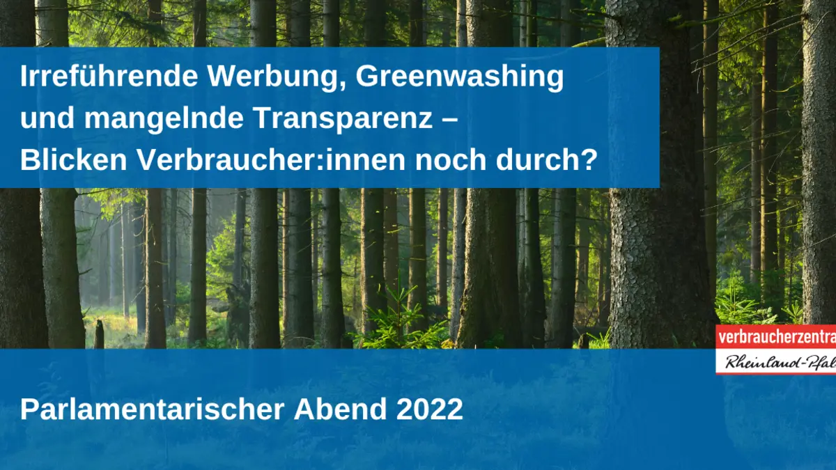 Ein Wald und im Vordergrund der Titel einer Veranstaltung: Irreführende Werbung, Greenwashing und mangelnde Transparenz - Blicken Verbraucher:innen noch durch?