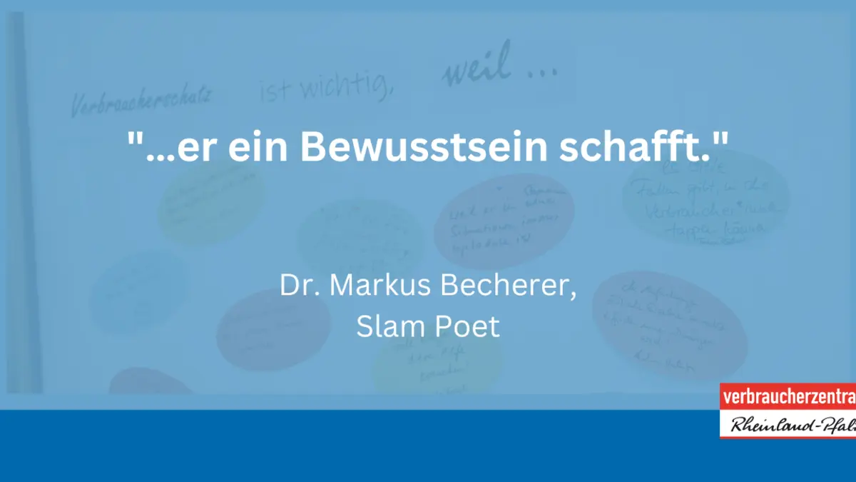 Eine blaue Folie mit einem Zitat in weißer Schrift.