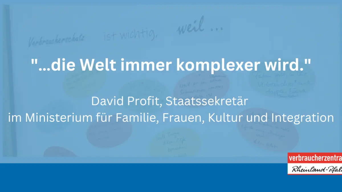 Eine blaue Folie mit einem Zitat in weißer Schrift.