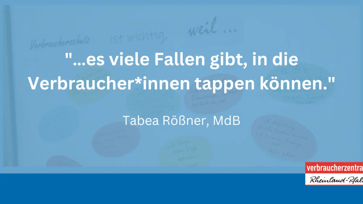Eine blaue Folie mit einem Zitat in weißer Schrift.