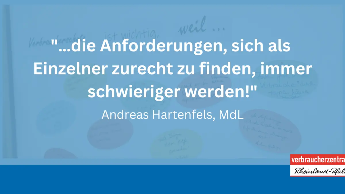 Eine blaue Folie mit einem Zitat in weißer Schrift.