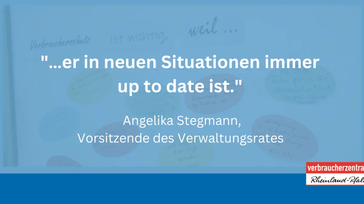 Eine blaue Folie mit einem Zitat in weißer Schrift.