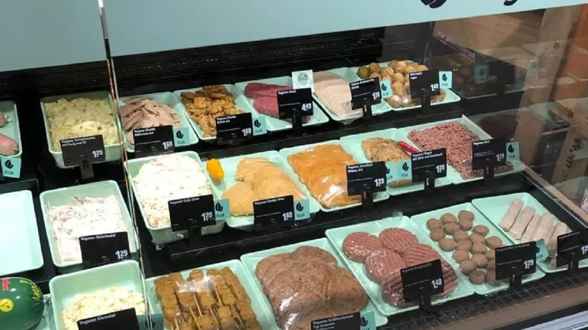 Eine Frischetheke im Supermarkt mit veganen Produkten.