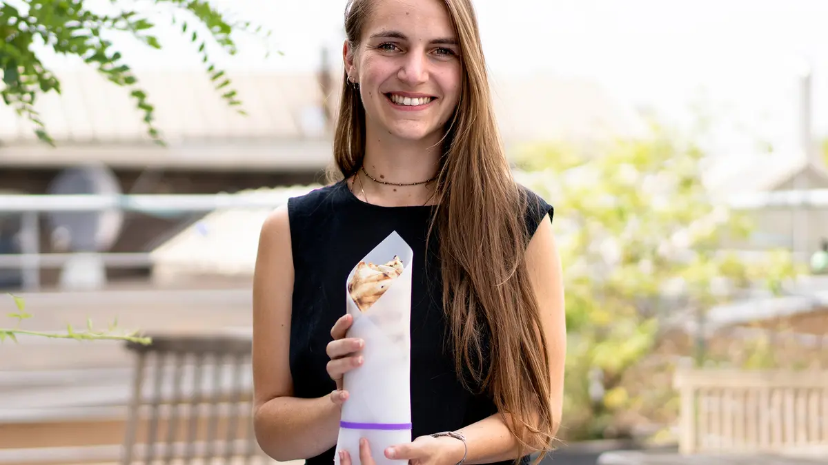 Frau mit Wrap in Silikonhülle