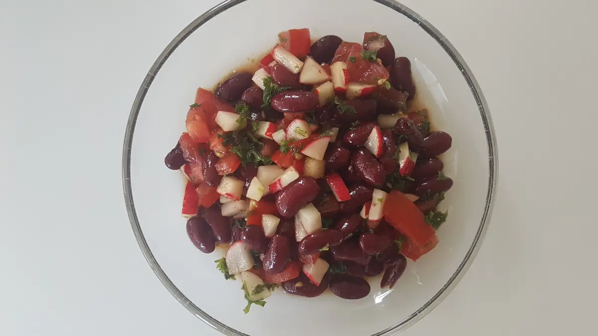 Ein Teller mit Kidneybohnensalat