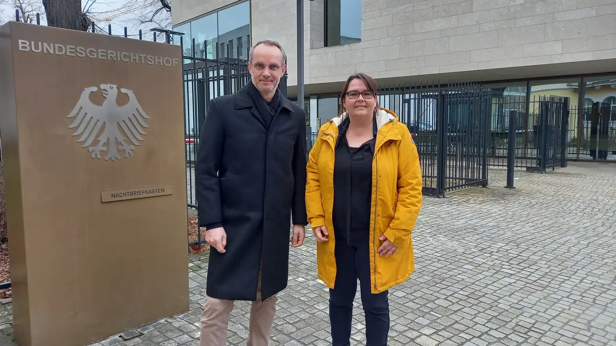 Michael Hummel und Nicole Leistner vor dem BGH in Karlsruhe
