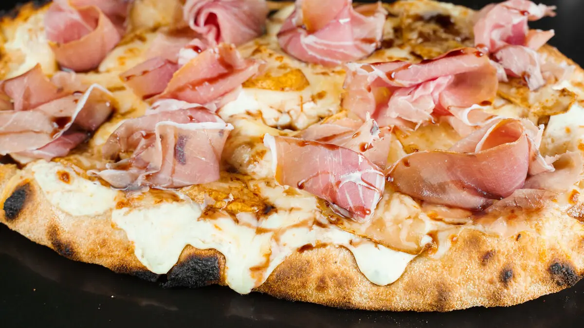 Pinsa Romana mit Schinken und Käse