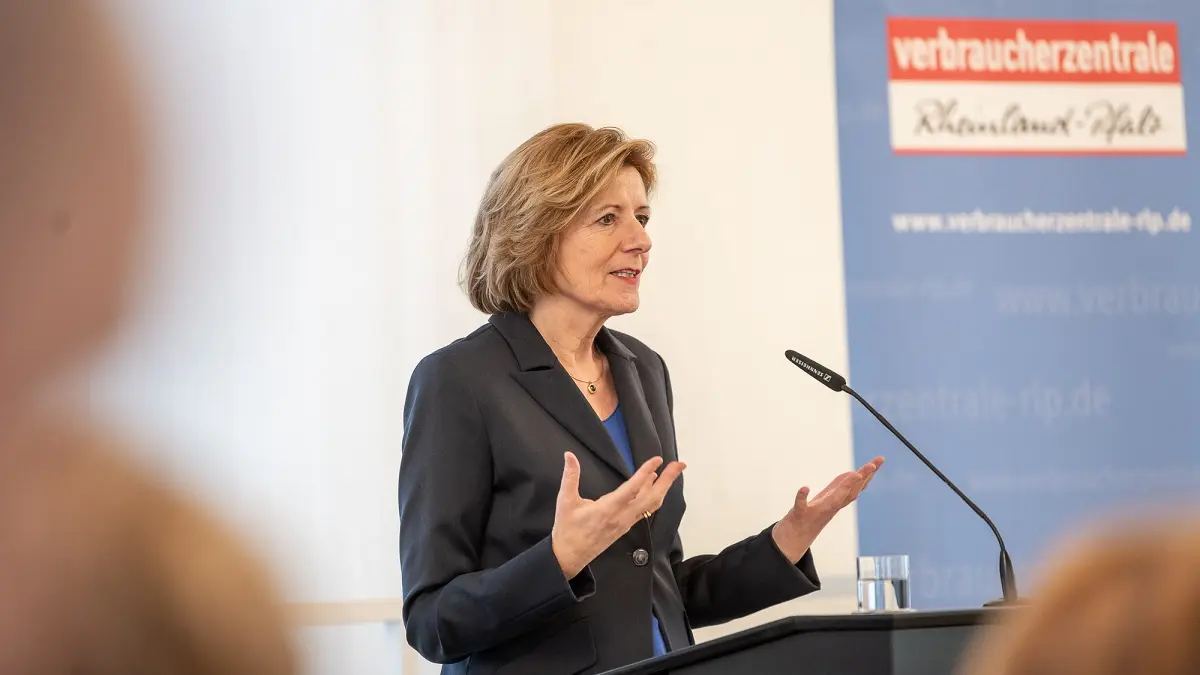 Eine Frau steht am Rednerpult und hält eine Rede. 