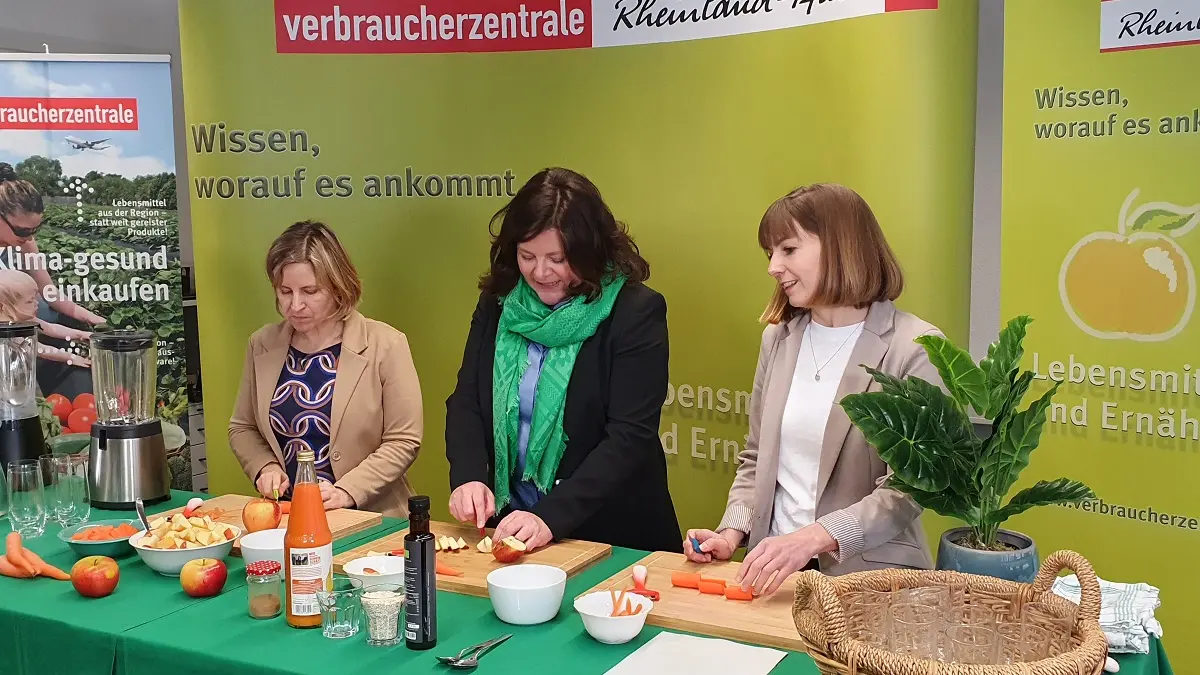 Drei Frauen schnippeln Gemüse.
