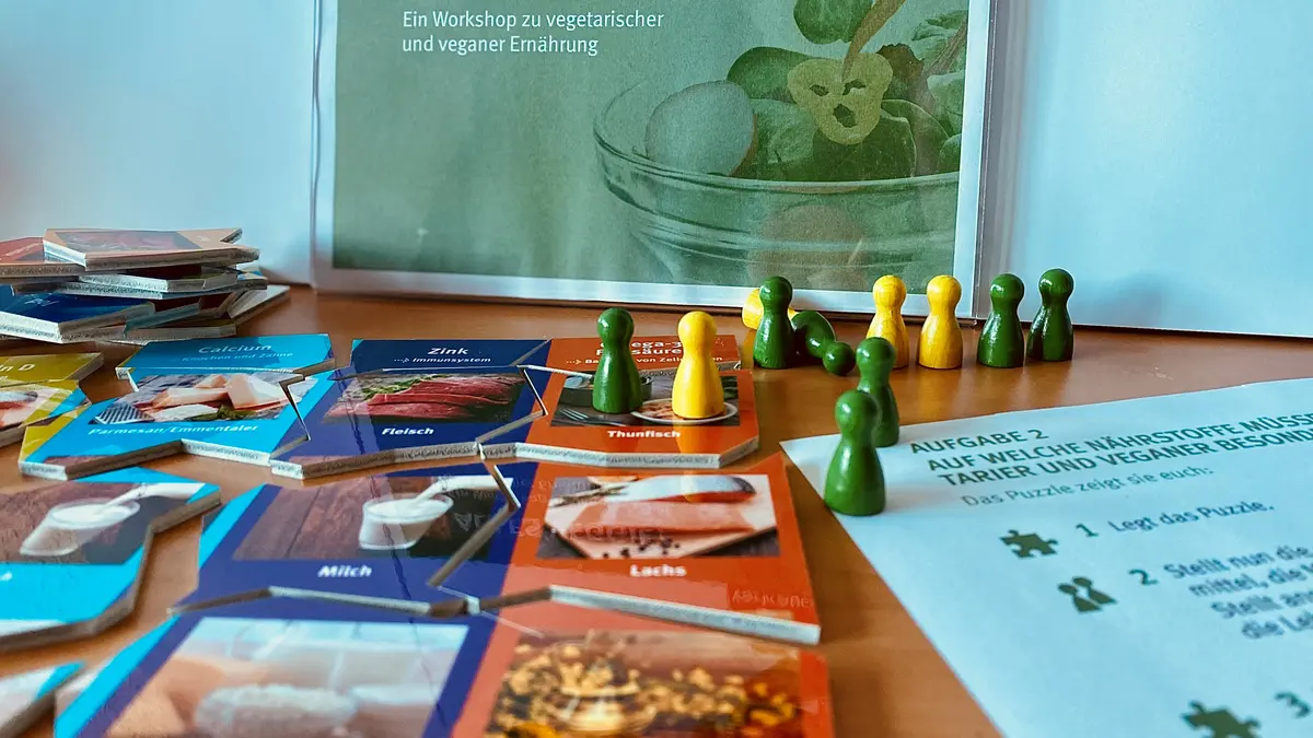 Materialien des Workshops "Alles Veggie?" liegen auf einem Tisch.