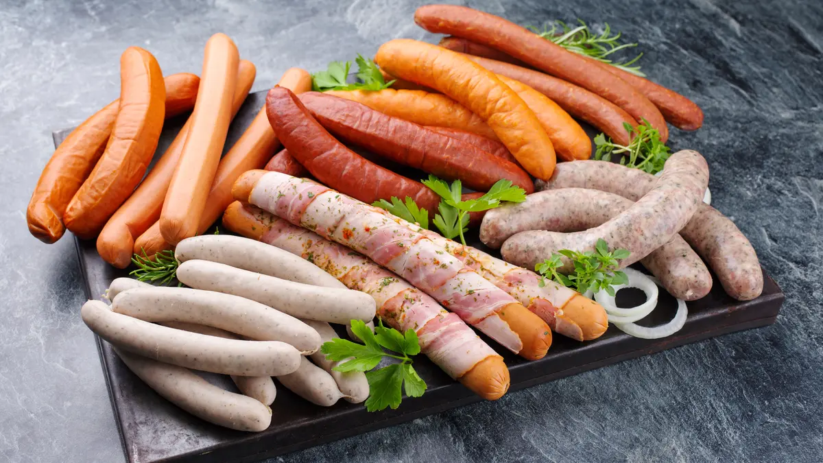 Rohe Grillplatte mit verschiedenen Sorten von Bratwürsten
